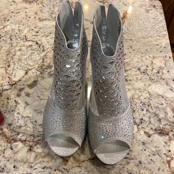 Silver Pierre Dumas Ciara High Heel Womens Shoes Size 11 Zipper - Picture 2 of 4